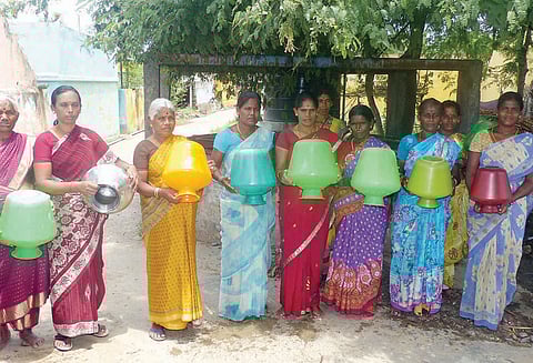 நல்லம்பள்ளி அருகே குடிநீர் கேட்டு காலிக்குடங்களுடன் பெண்கள் போராட்டம்
