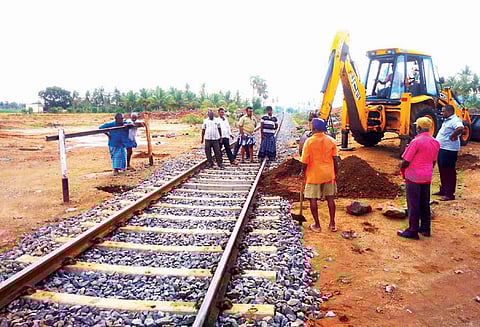 ஆத்தூர் அருகே தண்டவாளத்தில் மண் அரிப்பு: சேலம் பயணிகள் ரெயில் தப்பியது