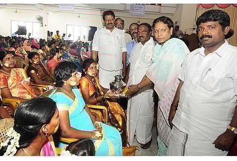 சமுதாய வளைகாப்பு விழா: கர்ப்பிணிகளுக்கு சீர்வரிசை பொருட்கள்