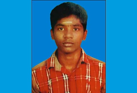 கள்ளப்பெரம்பூர் அருகே நண்பர்களுடன் குளிக்க சென்ற பிளஸ்-1 மாணவர் ஆற்றில் மூழ்கி பலி