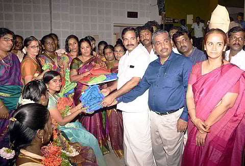 கர்ப்பிணிகளுக்கு அரசு சார்பில் சமுதாய வளைகாப்பு விழா 5 வகையான உணவு வழங்கப்பட்டது