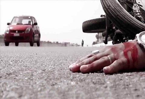 மோட்டார் சைக்கிள் மீது கார் மோதல்; வாலிபர் பலி