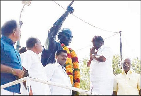 பிறந்த நாளையொட்டி அரசியல் கட்சியினர் அண்ணா சிலைக்கு மாலை அணிவித்து மரியாதை