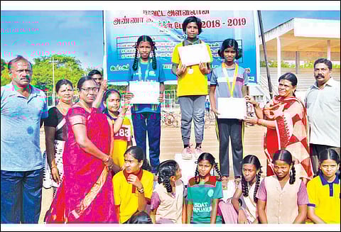 அண்ணா பிறந்த நாளையொட்டி பள்ளி மாணவ-மாணவிகளுக்கு சைக்கிள்போட்டி