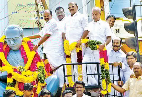 பிறந்த நாளையொட்டி அண்ணா சிலைக்கு பல்வேறு கட்சியினர் மாலை அணிவிப்பு