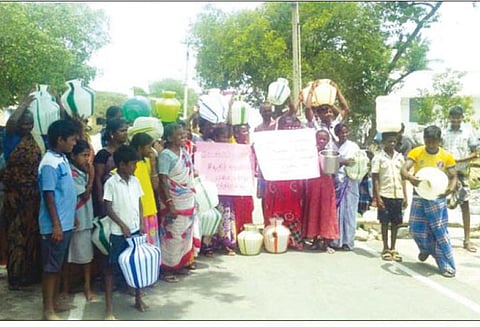 தலைவாசல் அருகே குடிநீர் கேட்டு பொதுமக்கள் காலிக்குடங்களுடன் சாலை மறியல்