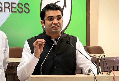 மோடியின் 4 ஆண்டு கால ஆட்சி: வங்கிகளில் ரூ.90 ஆயிரம் கோடி மோசடி; 23 பேர் தலைமறைவு - காங்கிரஸ் குற்றச்சாட்டு