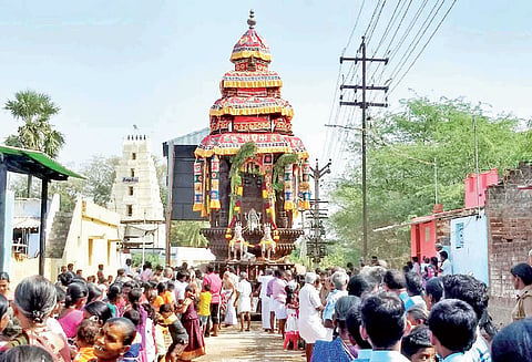 திருக்கோளூர் வைத்தமாநிதி பெருமாள் கோவிலில் ஆவணி திருவிழா தேரோட்டம் திரளான பக்தர்கள் வடம் பிடித்து இழுத்தனர்