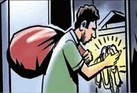 திண்டுக்கல் வேளாண்மை அதிகாரி வீட்டில் திருடிய நகைகள்: அடமானம் வைத்திருப்பதால் மீட்பதில் சிக்கல்