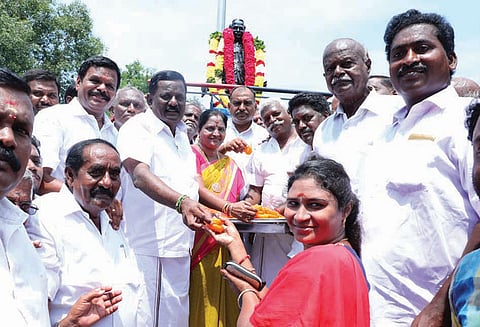 மாவட்டத்தில் அ.தி.மு.க.-தி.மு.க. சார்பில் அண்ணா பிறந்த நாள் விழா