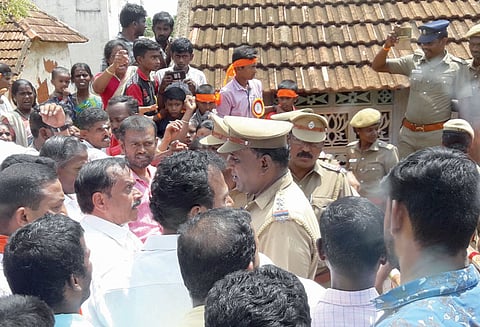 விநாயகர் சிலை ஊர்வலம் ஊருக்குள் செல்ல அனுமதி மறுப்பு போலீசாருடன் எச்.ராஜா வாக்குவாதம்