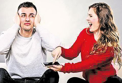 தம்பதிகளை சண்டை போடவைக்கும் சமூக வலைத்தளங்கள்