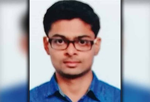 மோட்டார் சைக்கிள் மீது லாரி மோதல் என்ஜினீயர் உடல் நசுங்கி சாவு