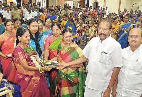 பள்ளிபாளையத்தில் 240 கர்ப்பிணிகளுக்கு சமுதாய வளைகாப்பு அமைச்சர்கள் தங்கமணி, சரோஜா பங்கேற்பு