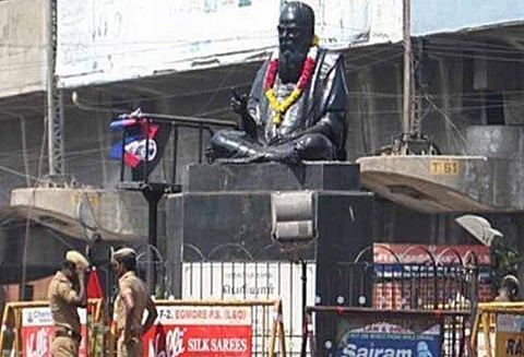 சென்னை அண்ணாசாலையில் உள்ள சிம்சனில் பெரியார் சிலை மீது காலணி வீசியவர் கைது