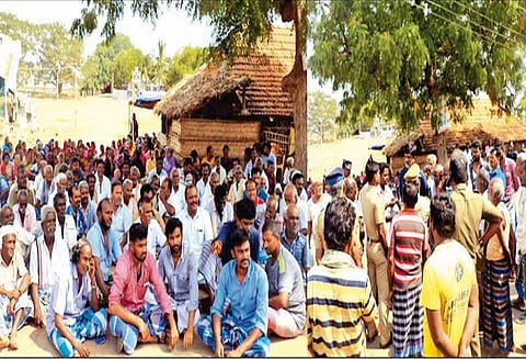 தரைக்குடி கண்மாயில் கருவேல மரங்களை வெட்ட எதிர்ப்பு தெரிவித்து உண்ணாவிரதம்