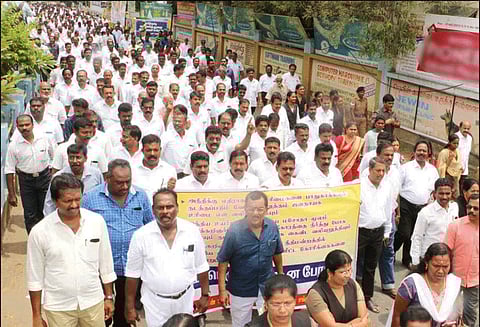 சுப்ரீம் கோர்ட்டு உத்தரவை ரத்து செய்யக்கோரி நாகர்கோவிலில் வக்கீல்கள் பேரணி