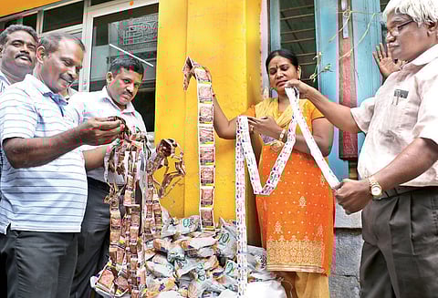 திருச்சி பெரியகடை வீதியில் வீட்டில் பதுக்கி வைத்திருந்த 550 கிலோ குட்கா, கலப்பட டீத்தூள் பறிமுதல்