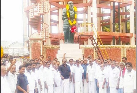 பிறந்த நாளையொட்டி பெரியார் சிலைக்கு அரசியல் கட்சியினர் மாலை அணிவித்து மரியாதை