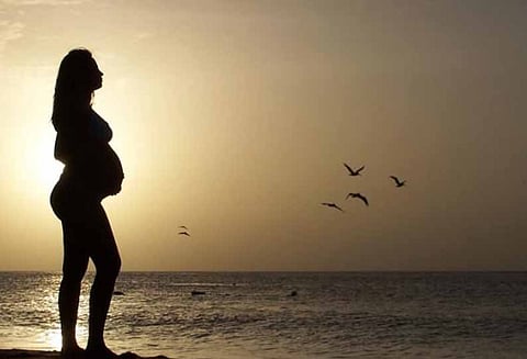 பேஷன் ஷோவில் நடைபோட்ட கர்ப்பிணி மாடலுக்கு குழந்தை பிறந்தது