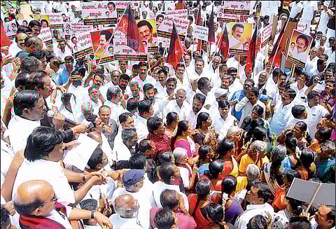 தமிழக அரசை கண்டித்து தர்மபுரியில் தி.மு.க.வினர் ஆர்ப்பாட்டம்