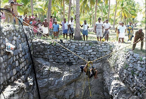 125 அடி ஆழ கிணற்றில் தவறிவிழுந்த பெண் - தீயணைப்பு படையினர் உயிருடன் மீட்டனர்