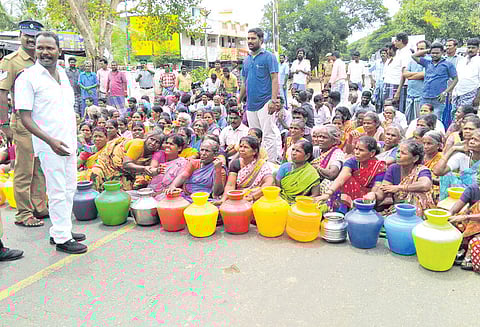 கல்பாக்கம் அருகே குடிநீர் வழங்காததை கண்டித்து பொதுமக்கள் மறியல்