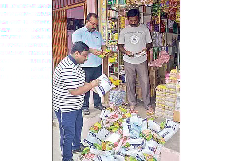 நாமக்கல் கடைவீதியில் 25 கிலோ புகையிலை பொருட்கள் பறிமுதல் - கடைக்கு ‘சீல்’ வைக்கப்பட்டது