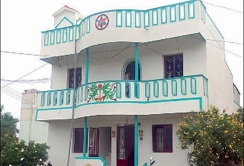 தலைவாசல் அருகே ஆசிரியர் வீட்டு கதவை உடைத்து 15 பவுன் நகை, ரூ.30 ஆயிரம் திருட்டு