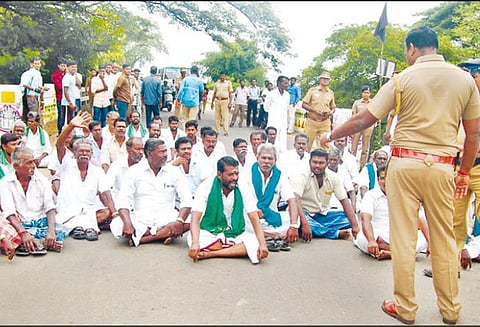 திருமருகல் அருகே வளப்பாற்றில் தண்ணீர் விடக்கோரி 6 கிராம விவசாயிகள் சாலை மறியல்