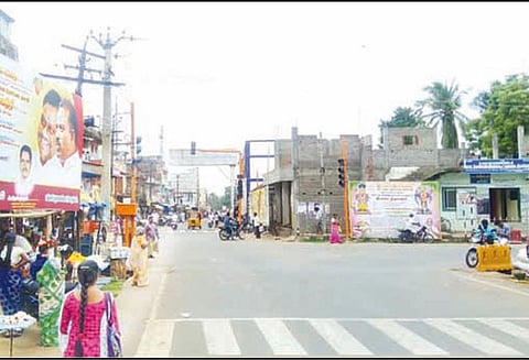 ஜெயங்கொண்டம் கடைவீதிகளில் போக்குவரத்துக்கு இடையூறாக உள்ள பதாகைகளை அகற்ற வேண்டும்: பொதுமக்கள் கோரிக்கை