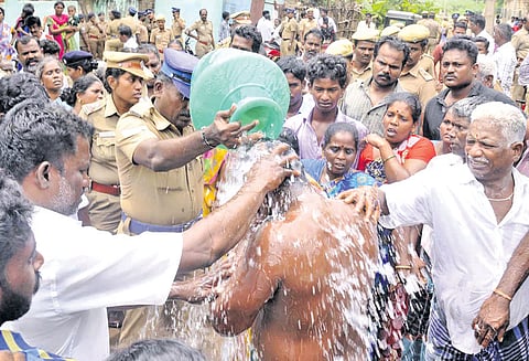 அடையாறு ஆற்றங்கரையோரம் ஆக்கிரமிப்பு அகற்றும் பணி தீவிரம் எதிர்ப்பு தெரிவித்து தீக்குளிக்க முயன்றவரால் பரபரப்பு