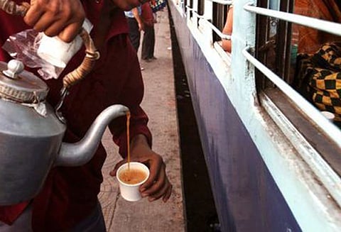 தெற்கு ரெயில்வேக்கு உட்பட்ட ரெயில்களில் டீ, காபி விலை ரூ.10 ஆக உயர்வு இன்று முதல் அமல்