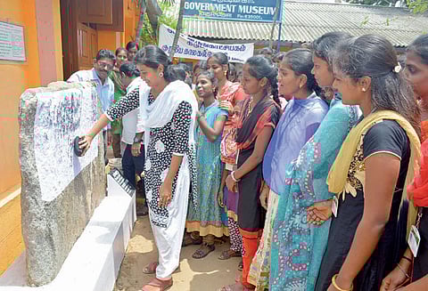 கிருஷ்ணகிரி அரசு அருங்காட்சியகத்தில் மாணவிகளுக்கு குறுகிய கால கல்வெட்டு பயிற்சி