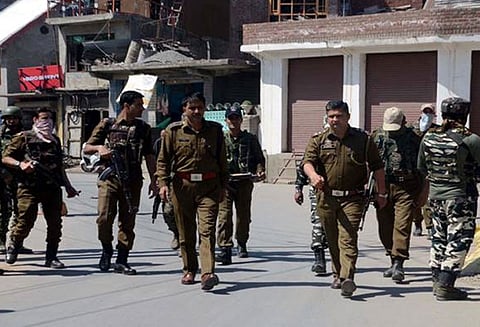 ஜம்மு காஷ்மீர்; காவல்துறை அதிகாரிகள் பயங்கரவாதிகளால் கடத்தல் ?