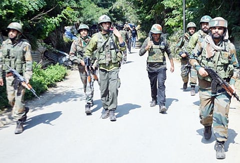 ஜம்மு காஷ்மீர்: பயங்கரவாதிகளால் மூன்று காவலர்கள் கடத்திக்கொலை