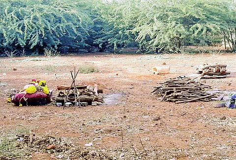 எரிவாயு தகனமேடை செயல்படாததால் இறந்தவரின் உடலை திறந்தவெளியில் எரிக்கும் அவலம்