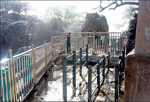 வெள்ளப்பெருக்கால் சேதமடைந்த ஒகேனக்கல் மெயின் அருவி பகுதியில் சீரமைக்கும் பணி தீவிரம்