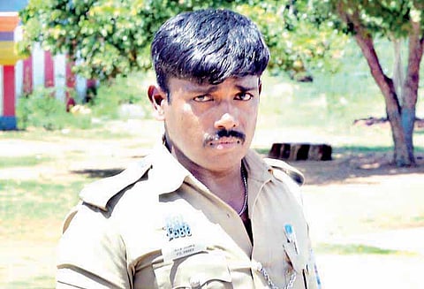 போலீஸ்காரரை தாக்கி வாக்கி டாக்கியை பறித்த ரவுடி கைது