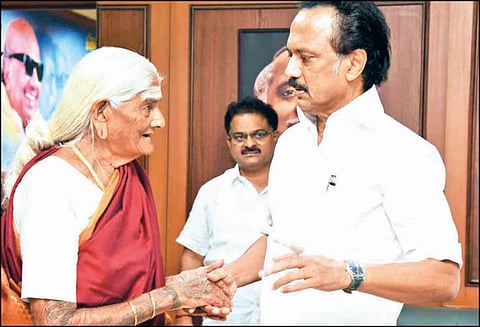 மு.க.ஸ்டாலினுக்கு வாழ்த்து கூறிய 103 வயது தி.மு.க. பெண் தொண்டர்