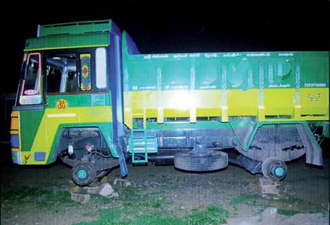 டிப்பர் லாரியை கடத்தி டயர்கள் திருட்டு - மர்ம ஆசாமிகளுக்கு போலீஸ் வலைவீச்சு