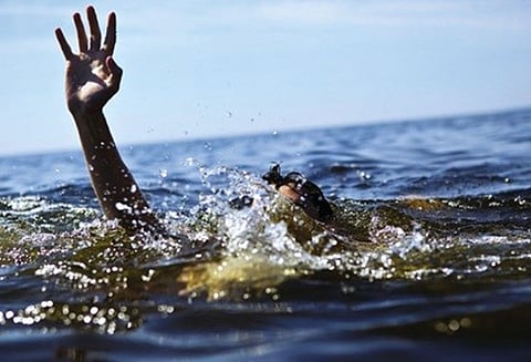 கொள்ளிடம் ஆற்றில் அடித்து செல்லப்பட்ட சிறுவனை மீட்ட தந்தை மற்றொரு மகனின் கதி என்ன?