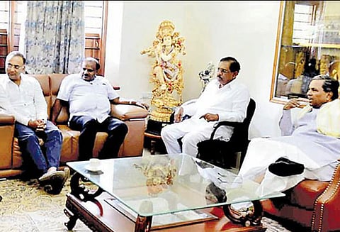 முதல்-மந்திரி குமாரசாமி - சித்தராமையா அவசர ஆலோசனை