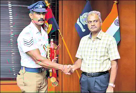 ஆணழகன் போட்டியில் தங்கப்பதக்கம்: போலீஸ்காரருக்கு கமிஷனர் ஏ.கே.விஸ்வநாதன் பாராட்டு