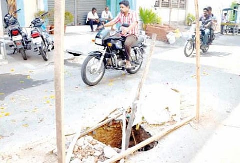 சாலையில் ஏற்பட்ட பள்ளங்களை சரிசெய்ய வேண்டும் வாகன ஓட்டிகள் வலியுறுத்தல்