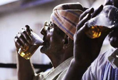 திருட்டுத்தனமாக மது விற்ற 3 பெண்கள் உள்பட 5 பேர் கைது