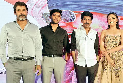 மகனை கதாநாயகனாக அறிமுகம் செய்த விக்ரம்