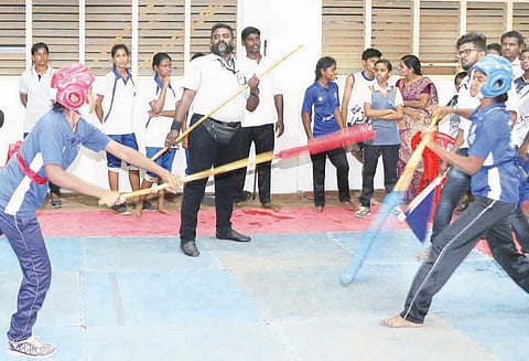 மாவட்ட அளவிலான சிலம்ப போட்டி ஒவ்வொரு பிரிவிலும் முதலிடம் பெற்றவர்கள் மாநில போட்டிக்கு தேர்வு