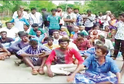 தாழ்வாக செல்லும் மின் கம்பிகளை அகற்றக்கோரி சாலை மறியல்