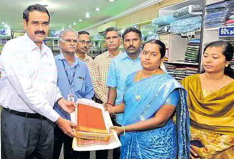 காஞ்சீபுரம் காமாட்சி கோ-ஆப்டெக்ஸில் தீபாவளி விற்பனை